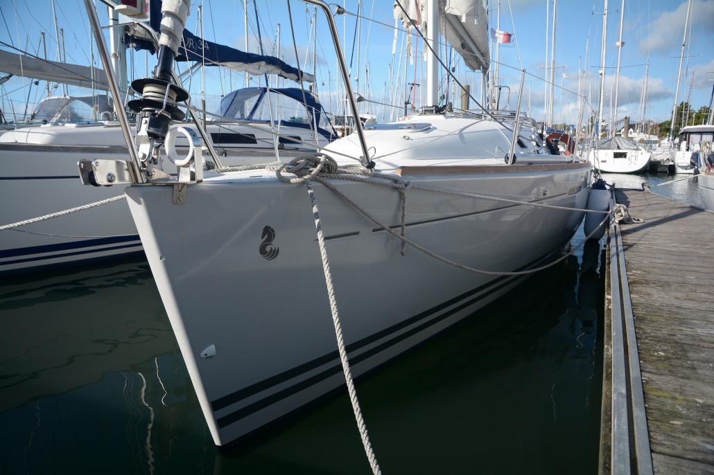 bateau coque blanche amarré au port
