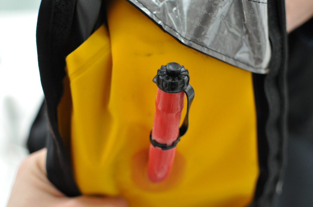 tube pour gonfler à la bouche le gilet de sauvetage