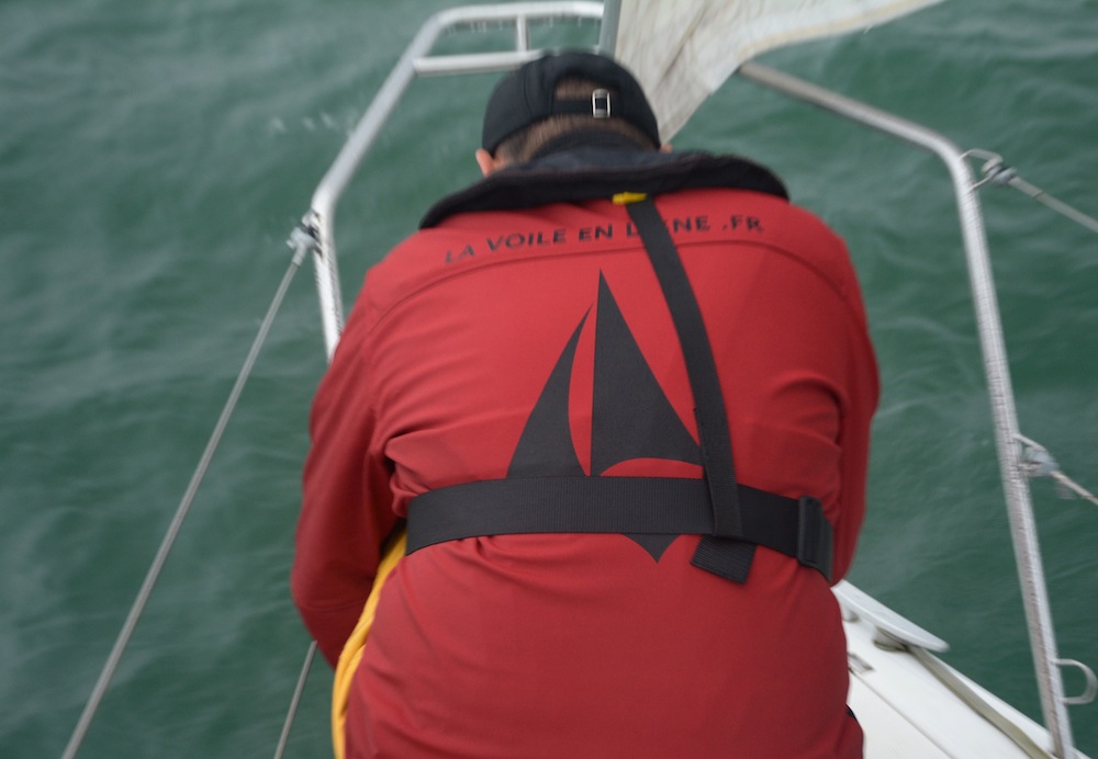 vue de dos d'un équipier portant sa brassière de sécurité