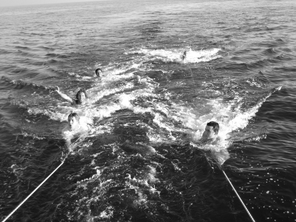 pêche à la traine avec cinq leures derrière le voilier