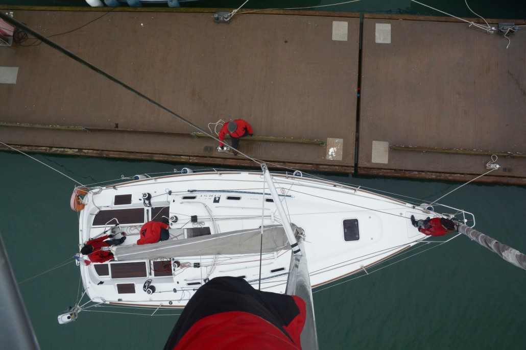 voilier en pleine manoeuvre de port vue du haut du mat