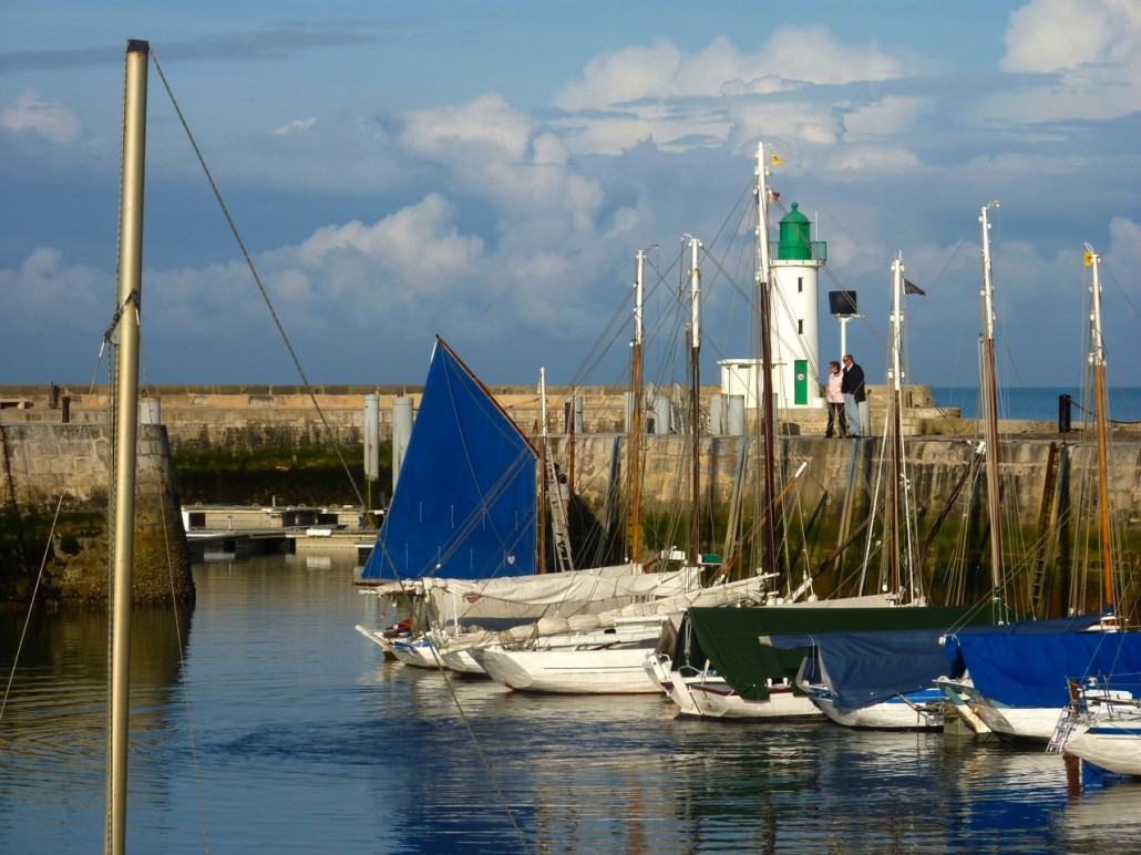 port de la flotte à l'ile de Ré avec un voilier GV haute et deux passants curieux