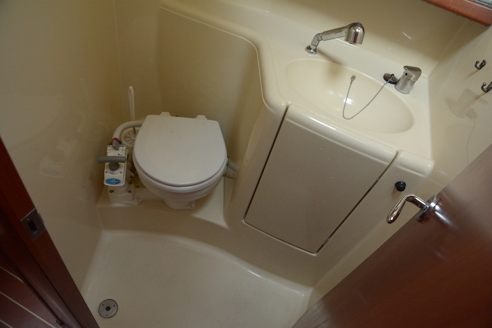 présentation de la salle de bain d'un voilier passage obligatoire du circuit eau