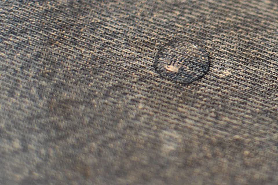 goutte d'eau sur un jean traité avec un imperméabilisant écologique