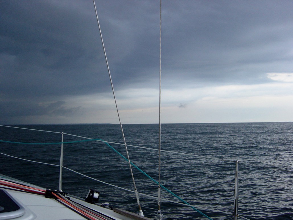 vu du bateau vers l'horizon et les nuages environnants