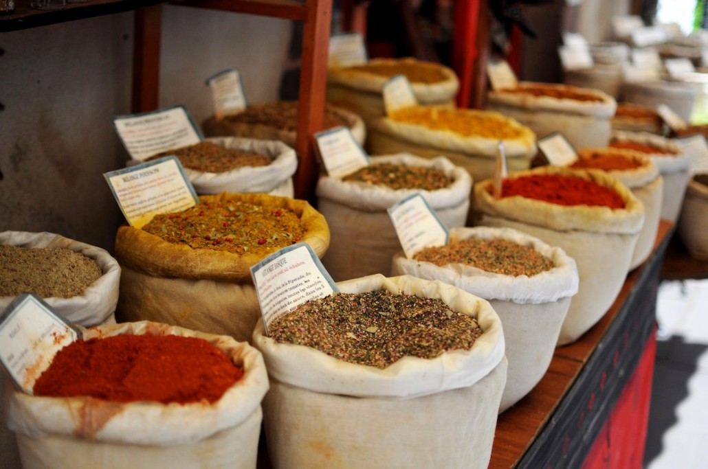 étale d'épice et de condiments