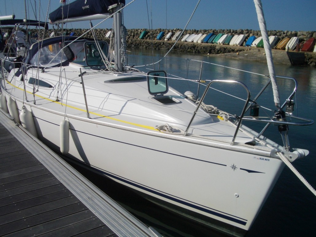 Voilier sun odysee amarré au port