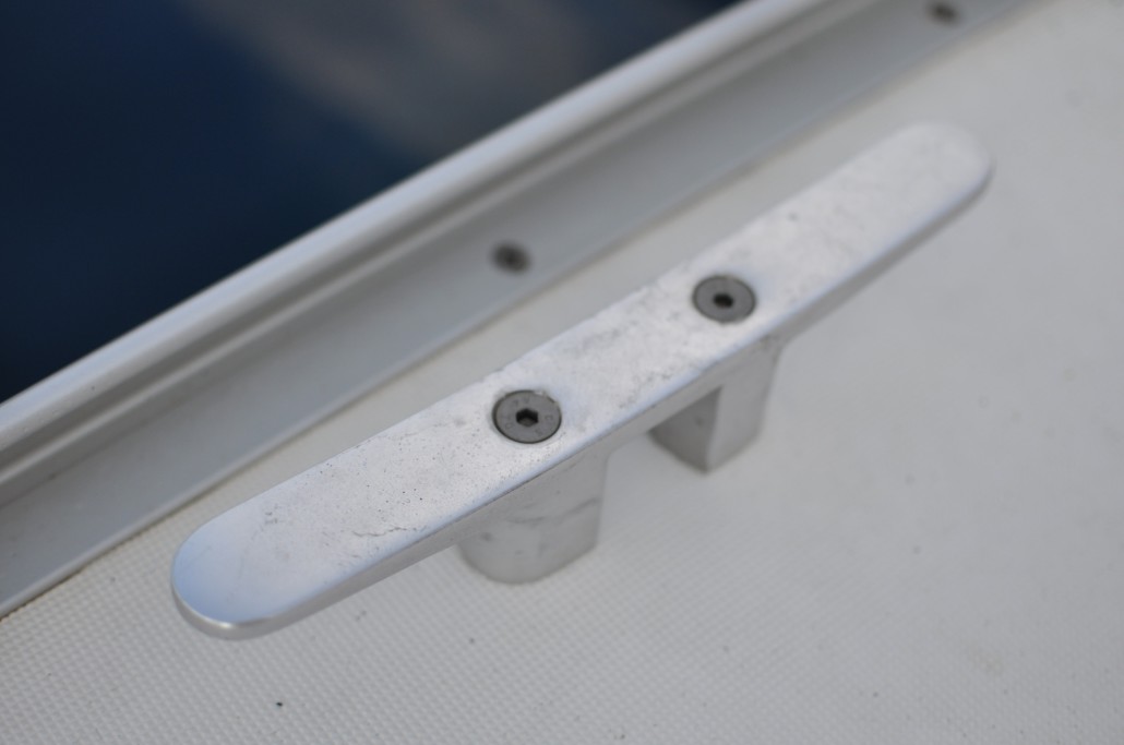 gros plan sur un taquet du bateau
