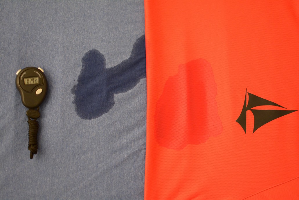 expérience montrant deux tissus, l'un bleu et l'autre rouge 30s