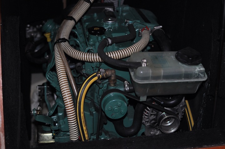 vue du moteur du voilier avec flash