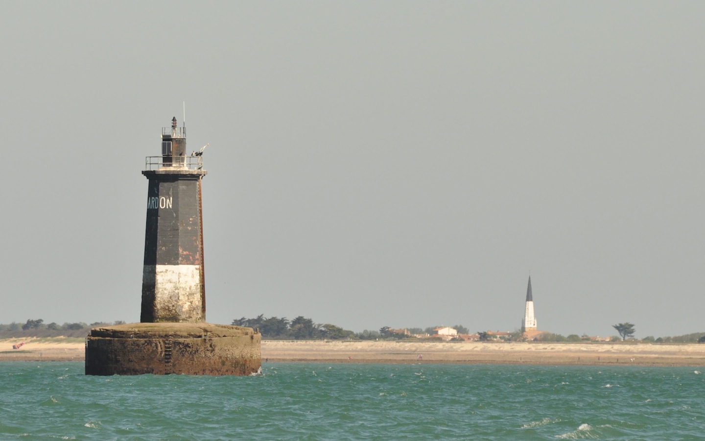 cours d'alignement entre un phare et le clocher d'une église
