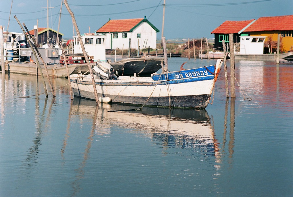 petite embarcation en bois dans le bassin de Marenne Oléron