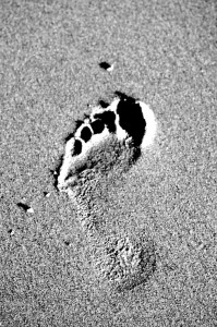 empreinte de pied dans le sable