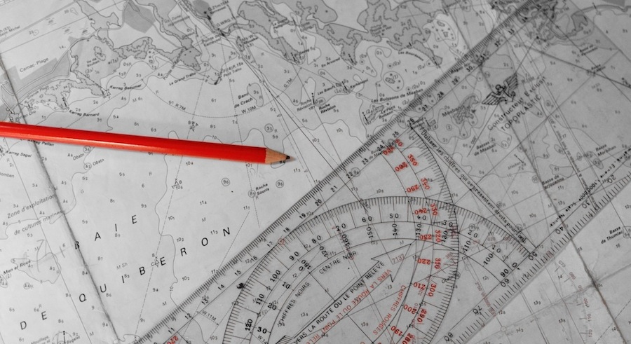 regle de cras et crayon a papier pour cours de navigation