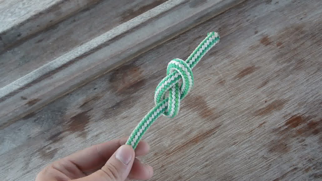 noeud de huit avec un bout vert et blanc