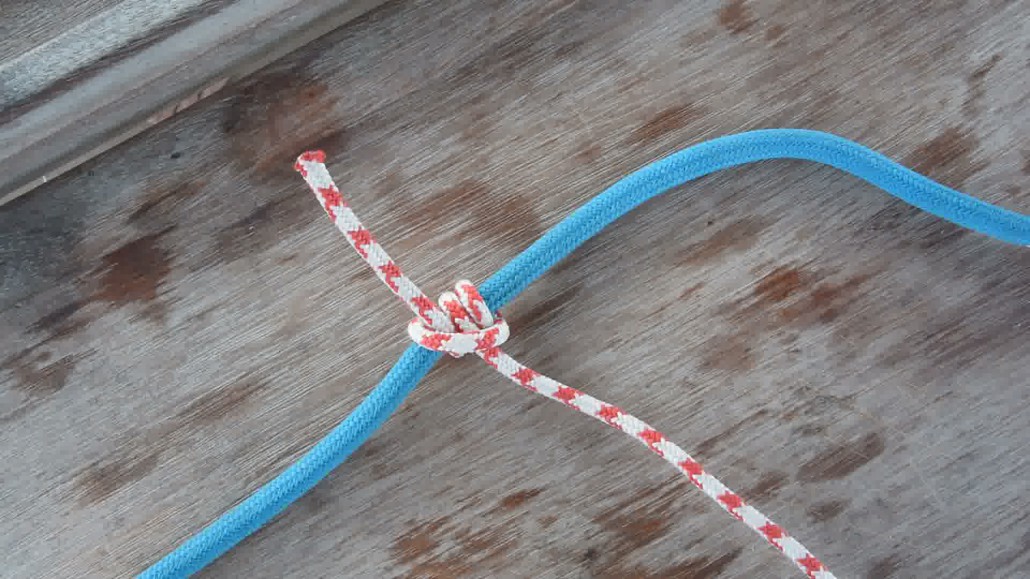 noeud de bosse avec un bout rouge et blanc