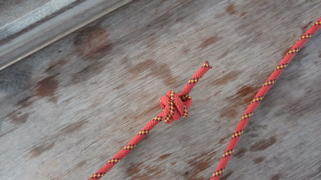 noeud de capucin avec un bout rouge