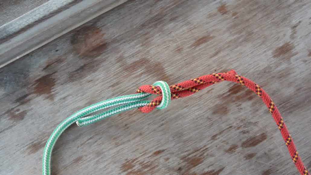 noeud plat, un bout vert et un bout rouge