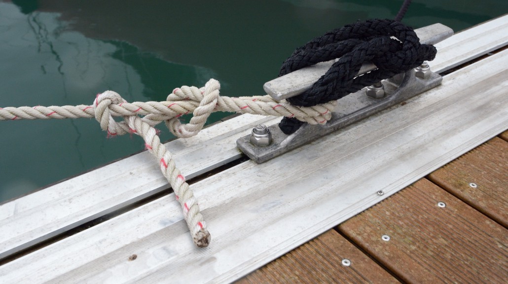 noeud tour mort et deux demis clés sur un taquet de ponton